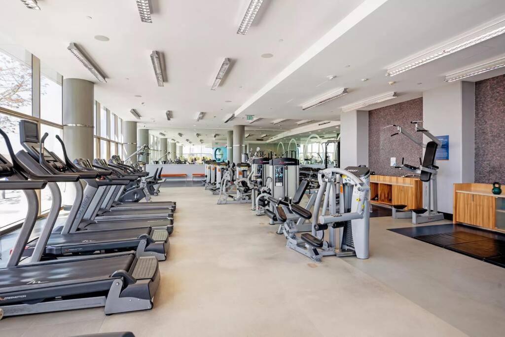Lovely Upscale High Rise Private Parking & Pool Lägenhet Los Angeles Exteriör bild