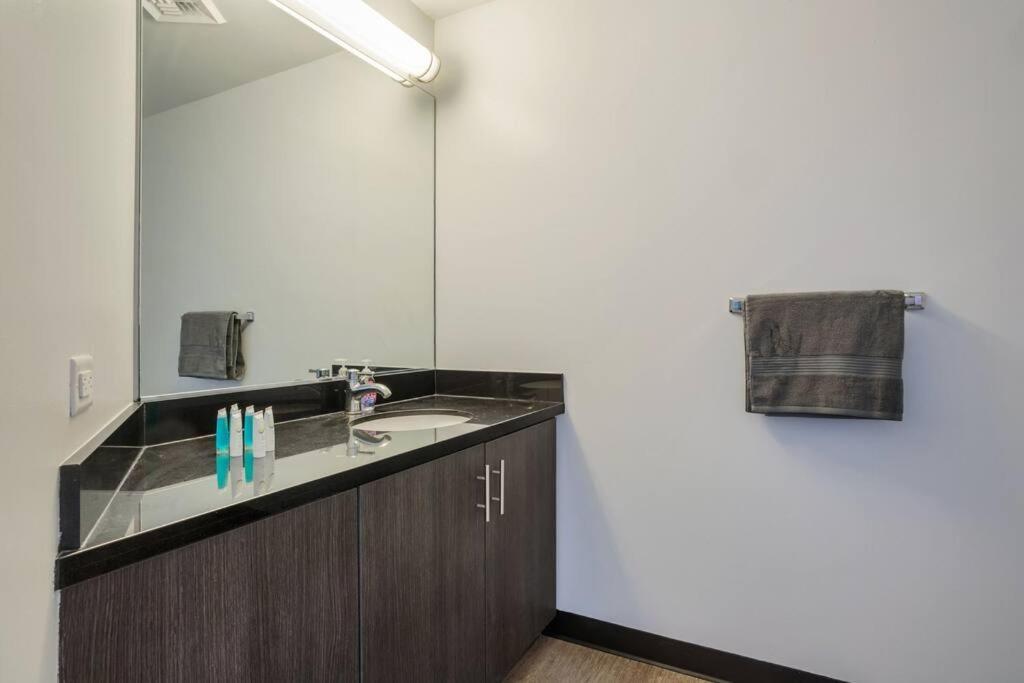 Lovely Upscale High Rise Private Parking & Pool Lägenhet Los Angeles Exteriör bild