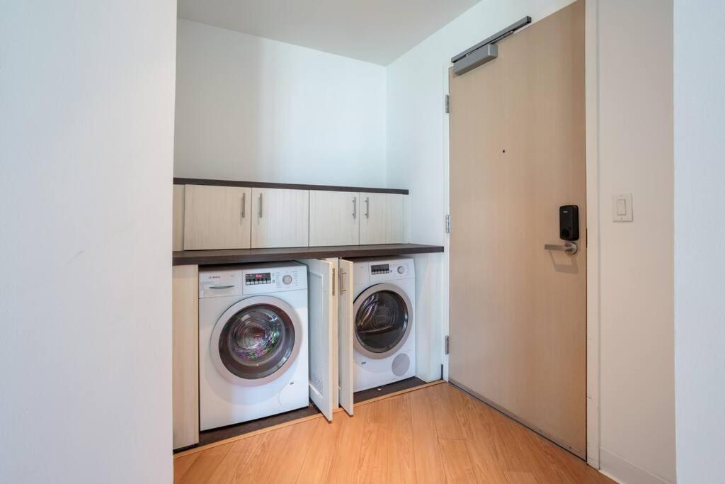 Lovely Upscale High Rise Private Parking & Pool Lägenhet Los Angeles Exteriör bild