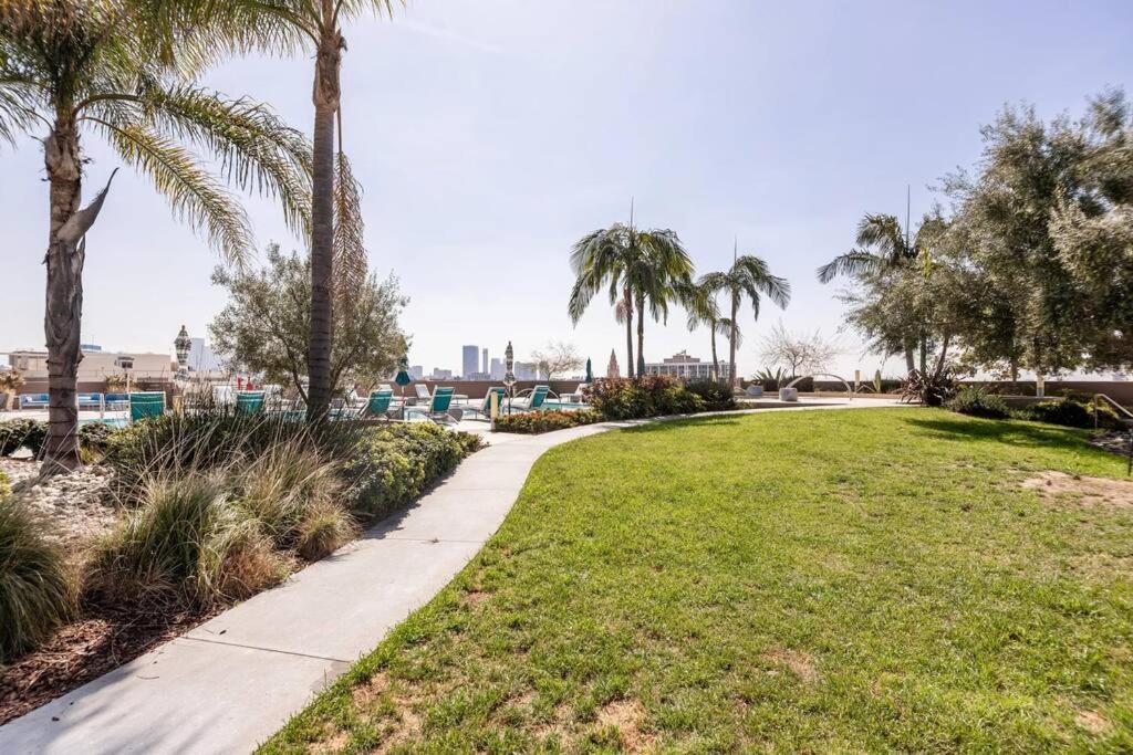 Lovely Upscale High Rise Private Parking & Pool Lägenhet Los Angeles Exteriör bild
