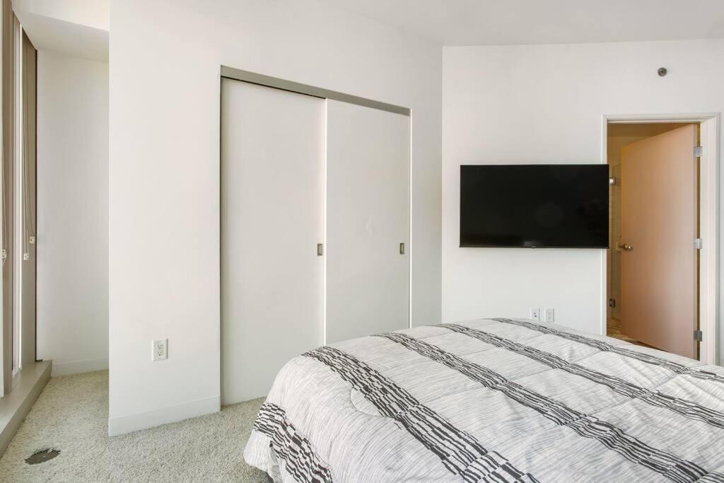 Lovely Upscale High Rise Private Parking & Pool Lägenhet Los Angeles Exteriör bild