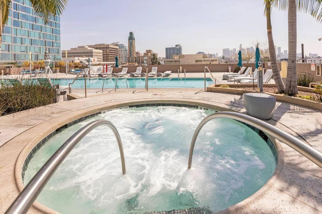 Lovely Upscale High Rise Private Parking & Pool Lägenhet Los Angeles Exteriör bild