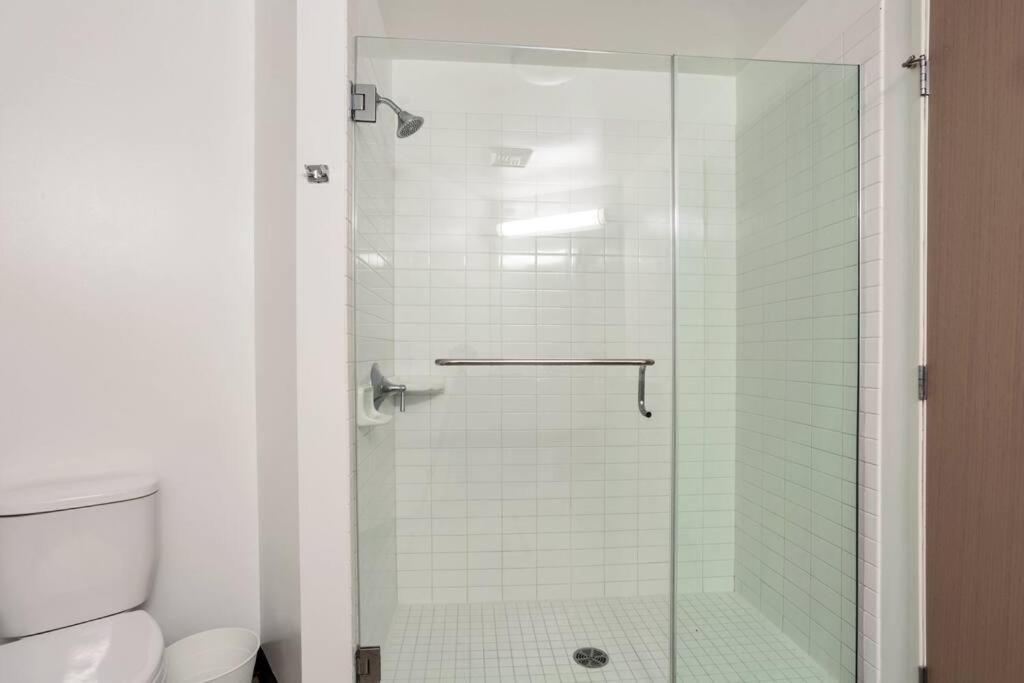 Lovely Upscale High Rise Private Parking & Pool Lägenhet Los Angeles Exteriör bild