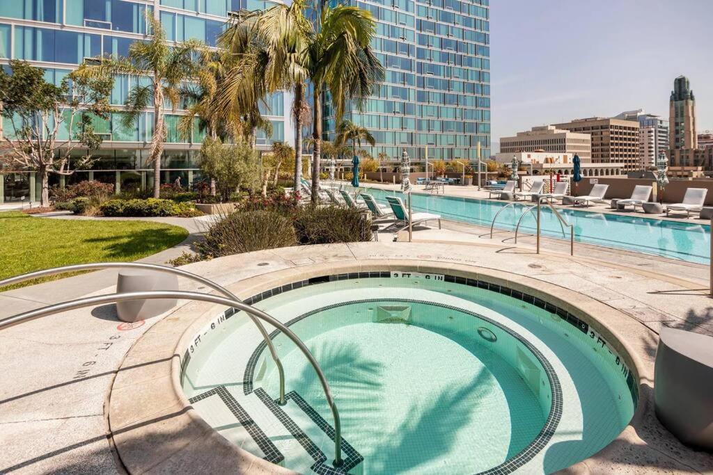 Lovely Upscale High Rise Private Parking & Pool Lägenhet Los Angeles Exteriör bild