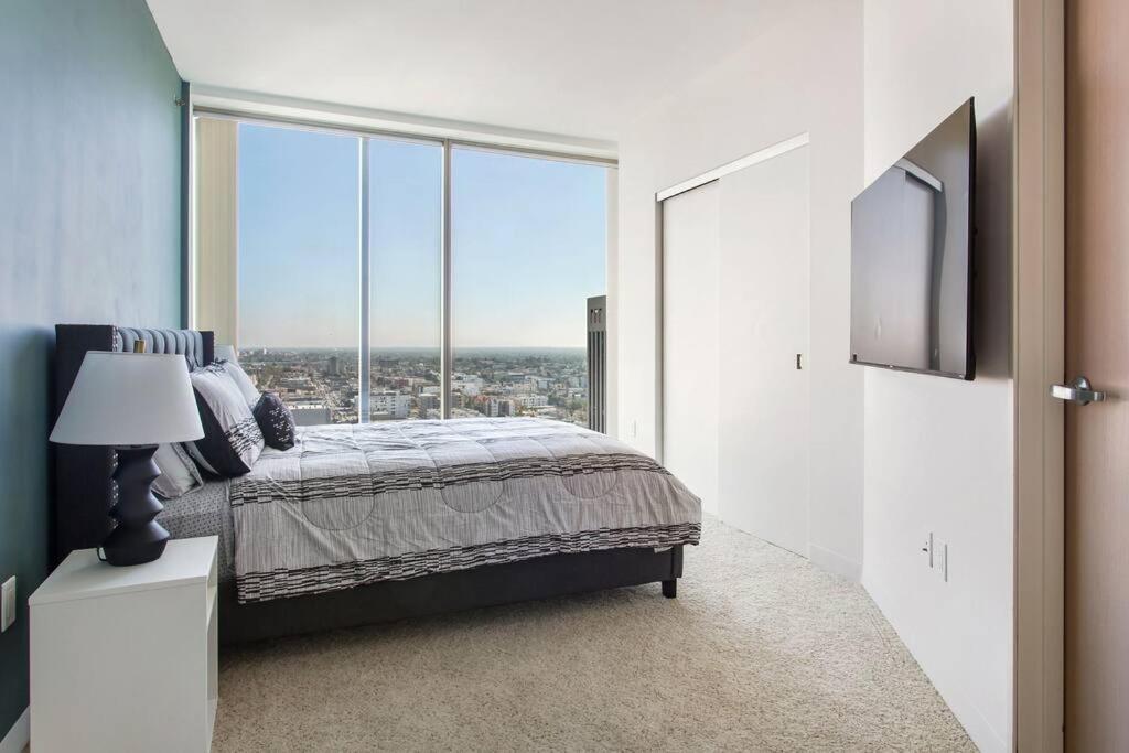 Lovely Upscale High Rise Private Parking & Pool Lägenhet Los Angeles Exteriör bild