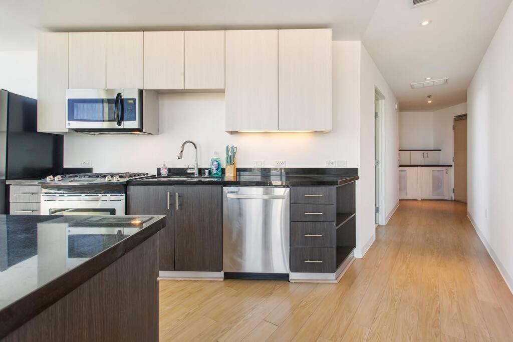 Lovely Upscale High Rise Private Parking & Pool Lägenhet Los Angeles Exteriör bild
