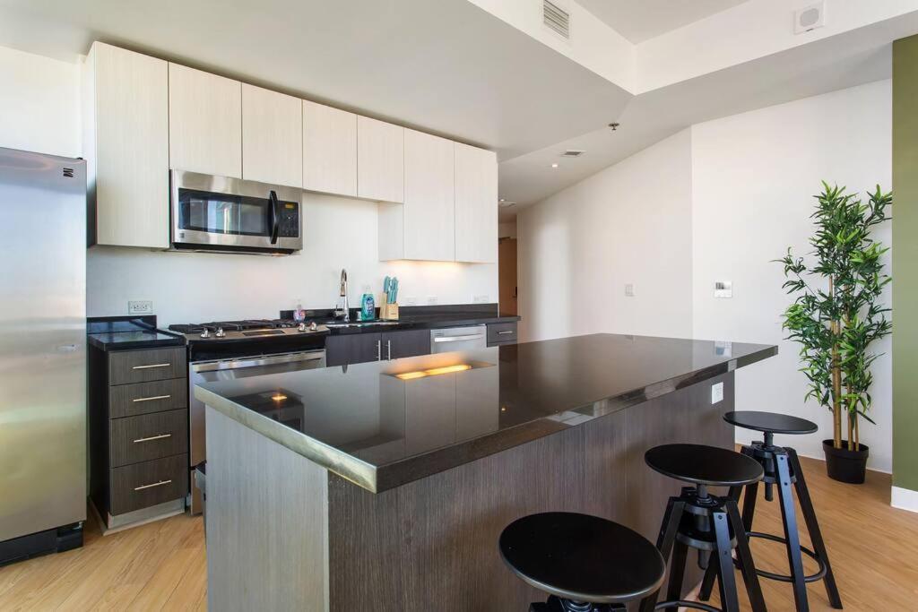Lovely Upscale High Rise Private Parking & Pool Lägenhet Los Angeles Exteriör bild