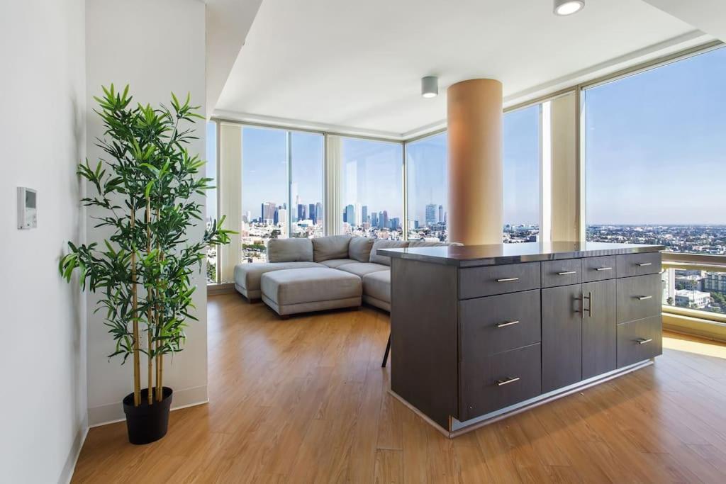 Lovely Upscale High Rise Private Parking & Pool Lägenhet Los Angeles Exteriör bild
