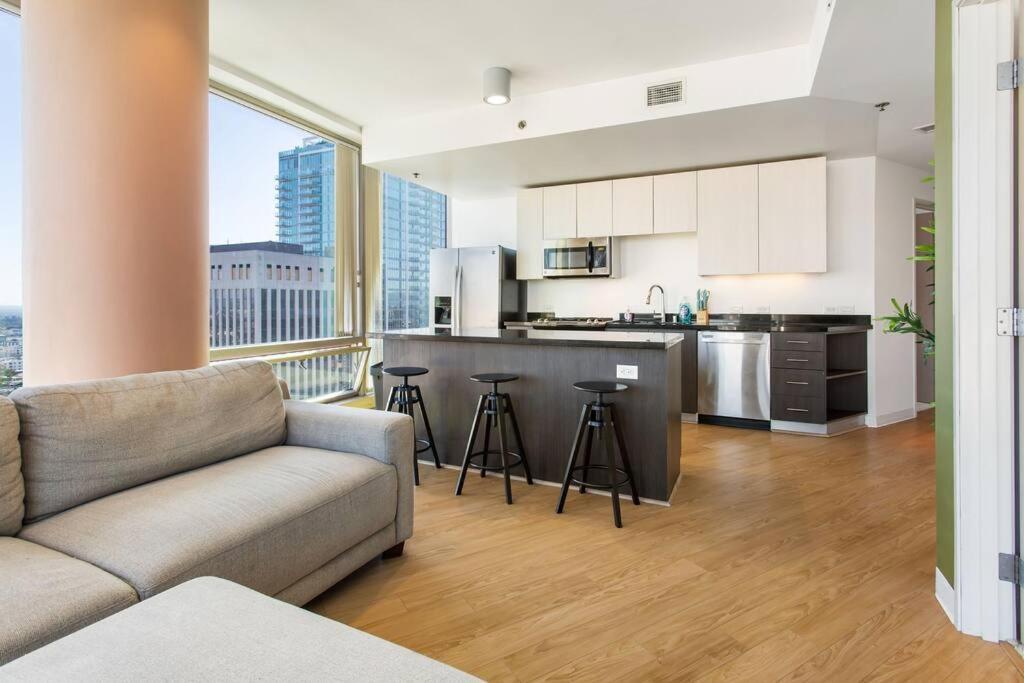 Lovely Upscale High Rise Private Parking & Pool Lägenhet Los Angeles Exteriör bild