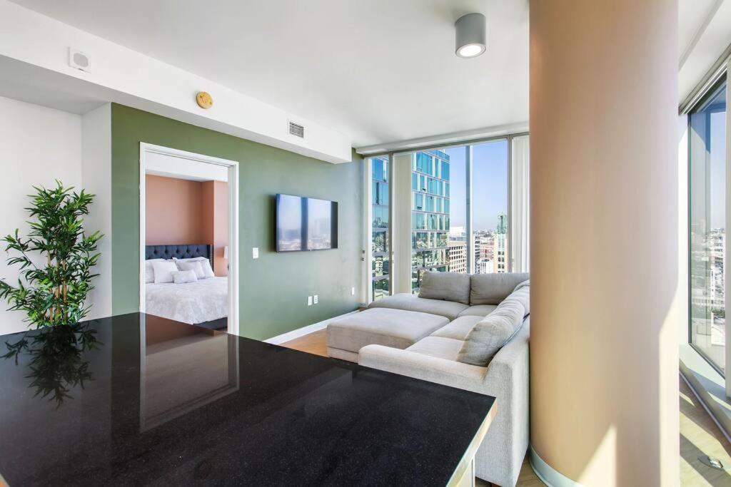 Lovely Upscale High Rise Private Parking & Pool Lägenhet Los Angeles Exteriör bild